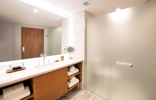 غرفة ديلوكس بسرير كينج، The Charter Hotel Seattle Curio Collection by Hilton 2/2