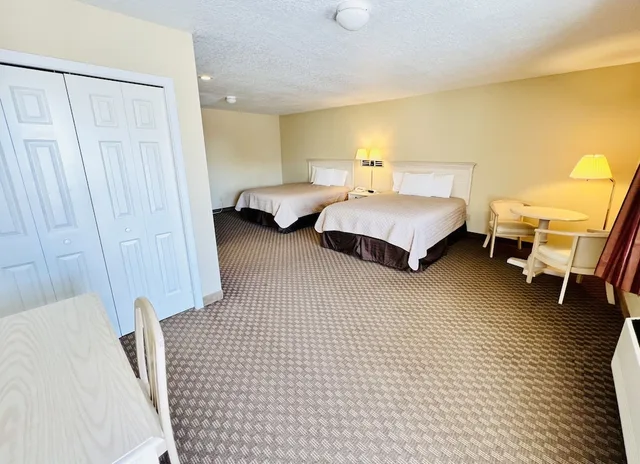 Deluxe, 2 Queen Beds, Patio, Courtyard Area، Court Plaza Inn & Suites 2/6