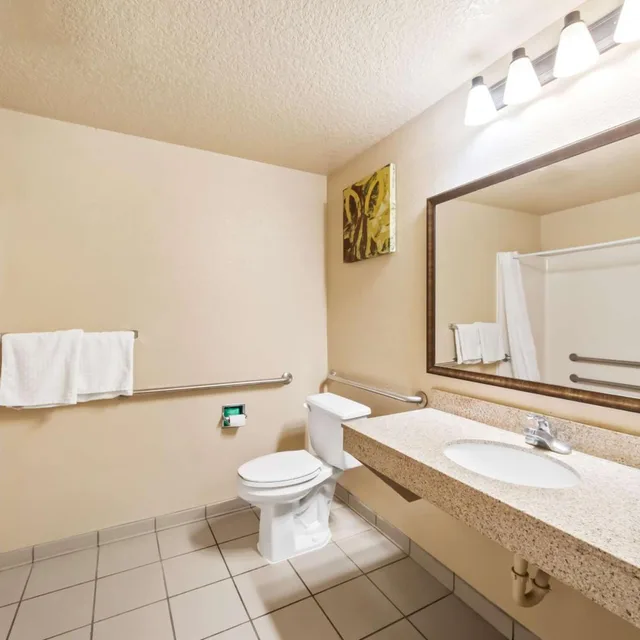 غرفة بسرير كينج لذوي الإعاقة، SureStay Plus by Best Western San Antonio Fiesta Inn 4/5