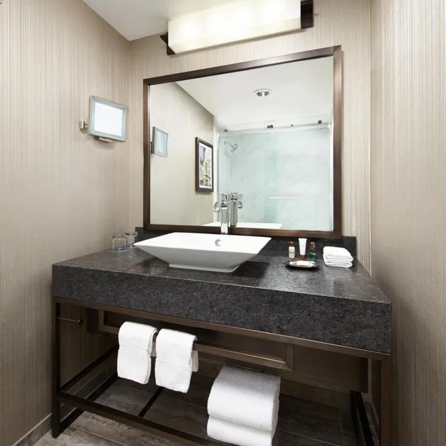جناح تنفيذي بسرير كينج مع أريكة لذوي الإعاقة، Sheraton Gateway Los Angeles Hotel 1/2