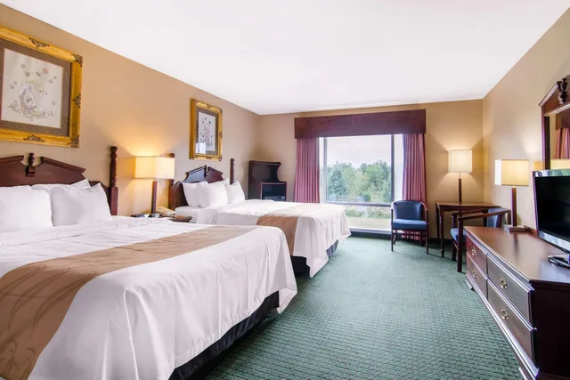 غرفة رباعية بسريرين كوين، Quality Inn & Suites Carthage near Precious Moments Chapel 1/2