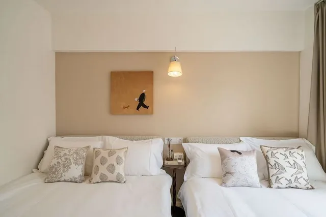 Senior, Apartment, 1 Single and 4 Double Beds، Book and Bed-People's Square 2/7