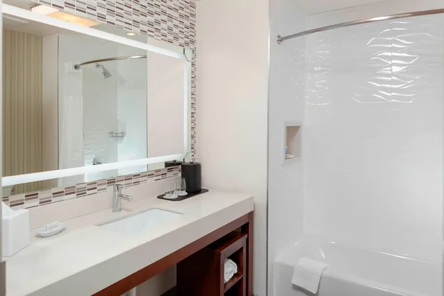 غرفة بسرير كينج بإطلالة على المدينة بشرفة مع أريكة لذوي الإعاقة، Courtyard By Marriott Deland Historic Downtown 2/3