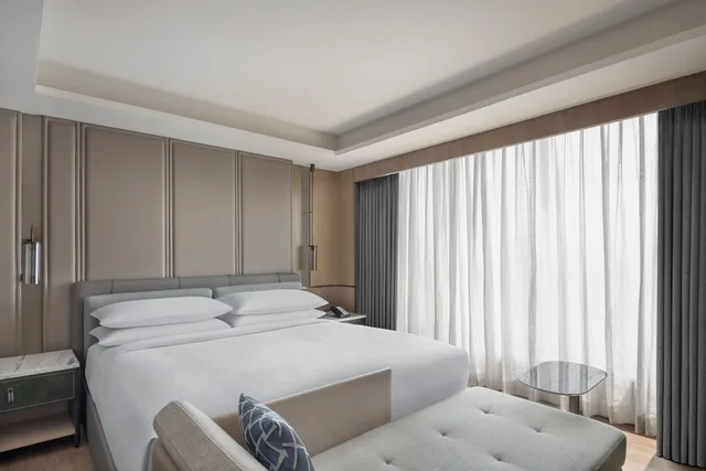 Club, King Bed, Hill View، Navi Mumbai Marriott Hotel 2/9