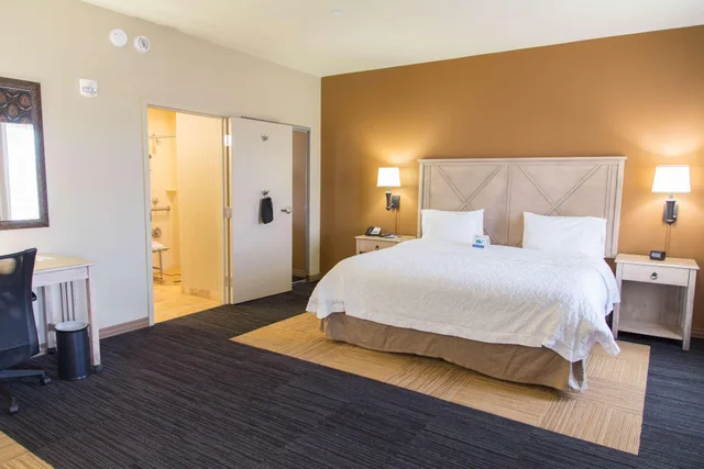 استوديو بسرير كينج، Hampton Inn Suites Dodge City 1/3