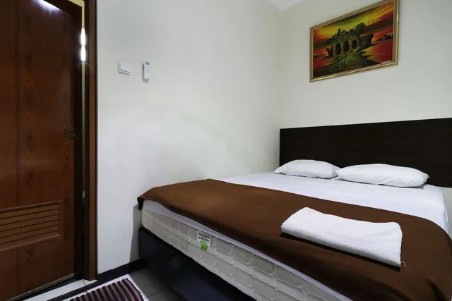 Family, Triple, 1 Double and 1 Single Bed, Private Bathroom, Bantal Guling Pasar Baru Bandung 2/3
