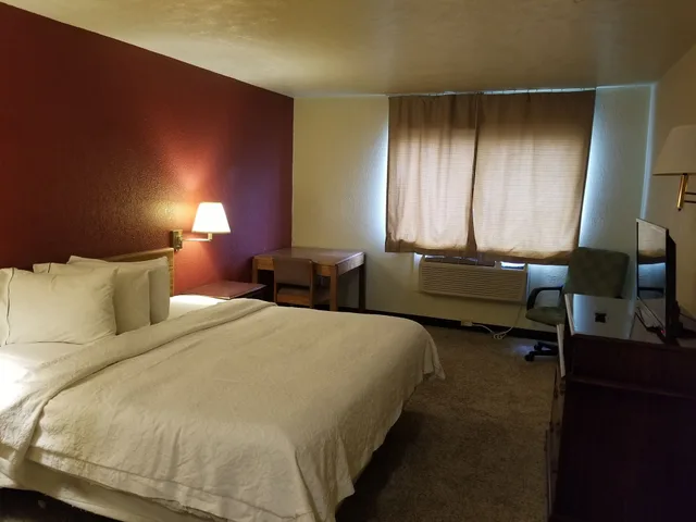 Basic, Single, King Bed, Fort Wayne Inn 1/1