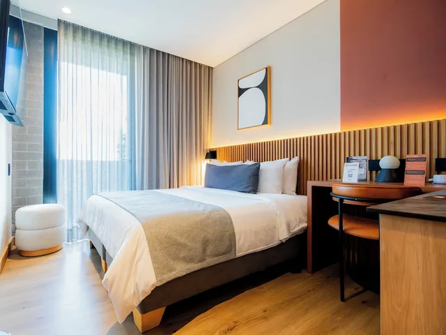 Superior, Queen Bed, Balcony, Heiss Hotel 3/10