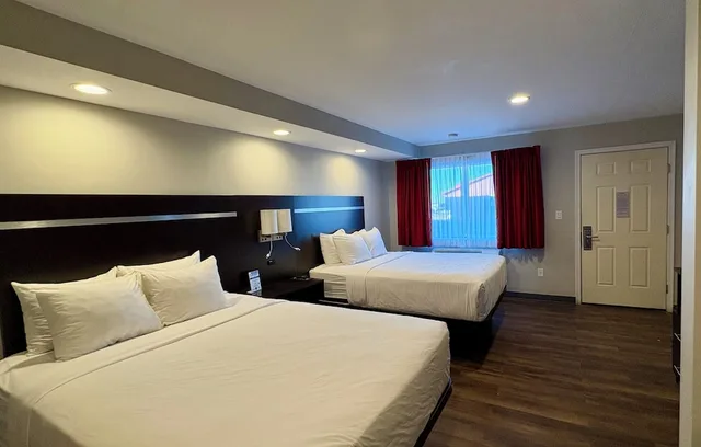 Room, 1 Single and 2 Queen Beds، Americas Best Value Inn-Wall 2/8