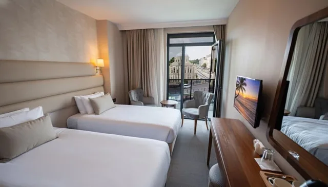 غرفة عائلية بسرير كوين وسرير فردي بشرفة، Istanbul Midpoint Hotel 3/10