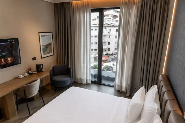 غرفة سوبيريور بسرير كينج بإطلالة على المدينة بشرفة، Grand Duka Hotel & Spa 3/10