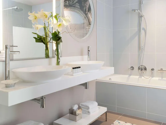 غرفة كلاسيكية بسرير كينج وسرير كوين بشرفة، Cures Marines Hotel Thalasso & Spa Trouville - MGallery Collection 6/7