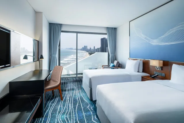 غرفة بسريرين منفصلين بشرفة، Hilton Garden Inn Da Nang 1/3