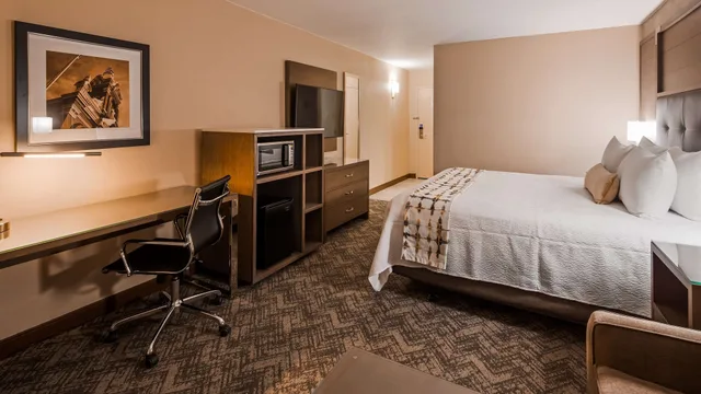 غرفة قياسية بسرير كينج مع أريكة، Best Western Plus Kansas City Sports Complex Hotel 5/7