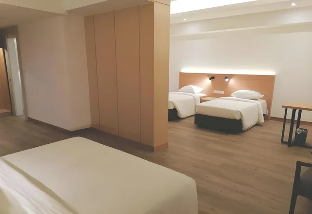 غرفة عائلية بسريرين كوين وسريرين منفصلين، Crystal Crown Harbour View 2/2