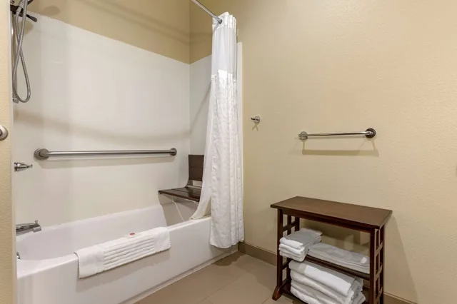 غرفة بسريرين كوين لذوي الإعاقة، COMFORT INN & SUITES NEAR MT. RUSHMORE 5/5