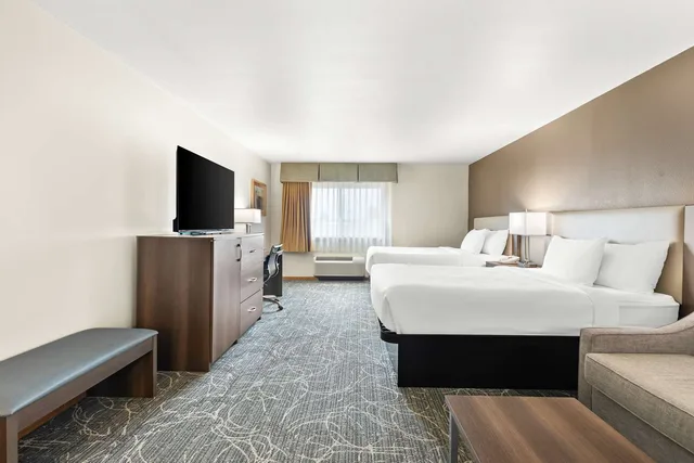 غرفة بسريرين كوين مع أريكة، Best Western West Towne Suites 1/4