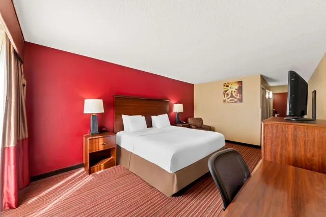 غرفة بسرير كينج لذوي الإعاقة، SureStay Plus by Best Western San Antonio Fiesta Inn 2/5