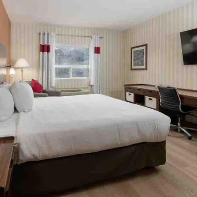 Room, King Bed, Accessible, Four Points By Sheraton Prince George 2/7