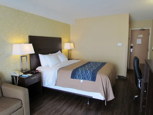 غرفة كومفورت بسرير كوين مع أريكة، Comfort Inn Trois-Rivieres 4/9