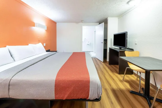Room, King Bed, Smoking, Motel6 Mansfield, OH 1/9