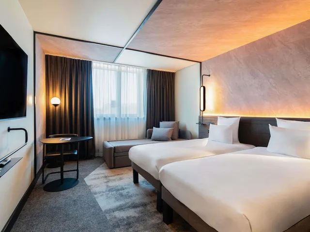غرفة سوبيريور بسريرين منفصلين مع أريكة، Novotel Bern Expo 6/10