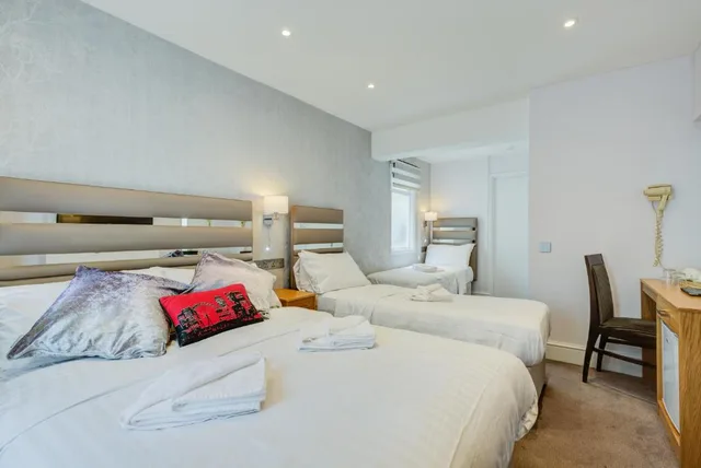 غرفة قياسية رباعية، Kingsway Park Hotel At Park Avenue 1/3