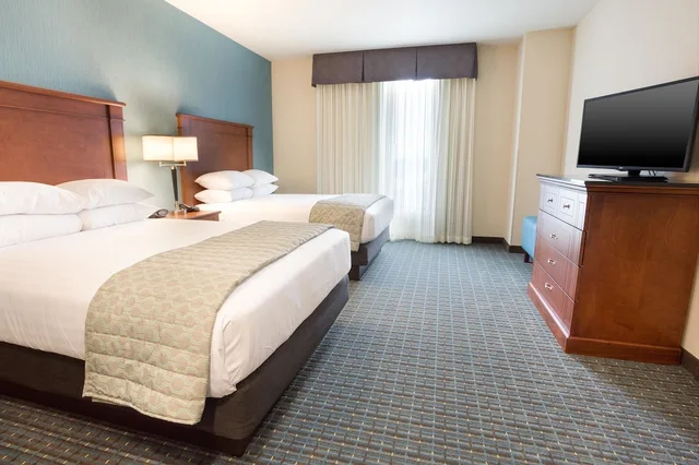 غرفة بسريرين كوين لذوي الإعاقة، Drury Inn and Suites Burlington 1/5