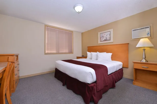 Suite, Queen Bed, Canadas Best Value Inn Suites Vernon 2/3