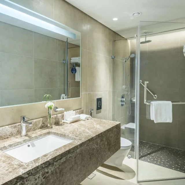 جناح سوبيريور بإطلالة جزئية على البحر مع دخول الصالة، فندق راديسون بلو جدة كورنيش(RADISSON BLU HOTEL, JEDDAH CORNICHE) 5/7