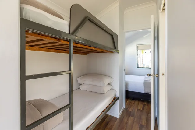كابينة بسرير كوين وسرير بطابقين بإطلالة على الشاطئ بغرفة نوم واحدة، NRMA Bowen Beachfront Holiday Park 1/2