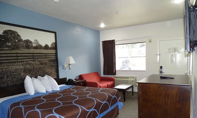 غرفة قياسية بسرير كينج للمدخنين، Super 8 by Wyndham Houston/Brookhollow NW 3/9