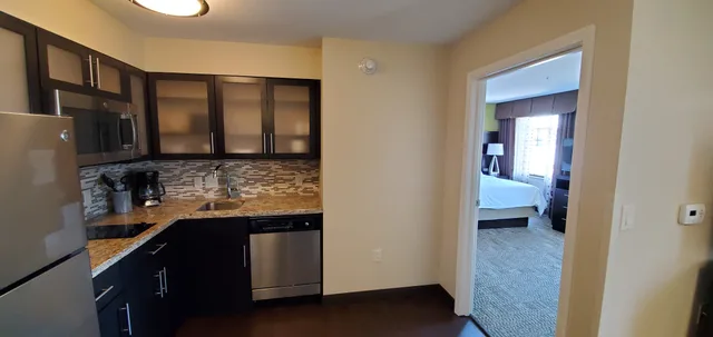 جناح بسرير كوين بغرفة نوم واحدة، STAYBRIDGE SUITES EAU CLAIRE - ALTOONA 2/2