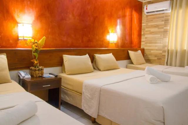 غرفة قياسية بسرير مزدوج وسريرين منفصلين، Hotel Shangrila Rede Soberano 4/8