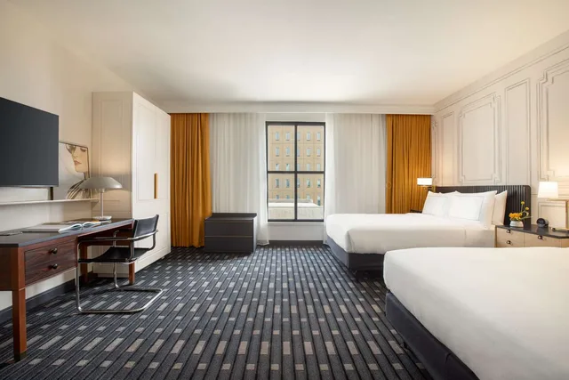 غرفة بسريرين كوين بحوض استحمام لذوي الإعاقة، 106 Jefferson Huntsville, Curio Collection by Hilton 2/6