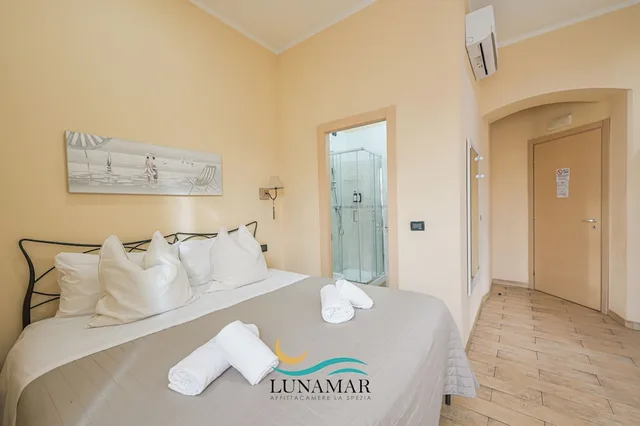 غرفة بسريرين منفصلين بإطلالة على المدينة بشرفة، Affittacamere Lunamar 6/10