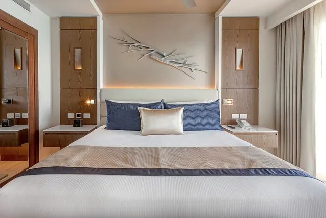 2 Bedrooms, Diamond Club, Presidential, Luxury, Suite, 1 King and 2 Queen Beds, Ocean Front, Sofa، Royalton CHIC Cancun, An Autograph Collection (ex Royalton Cancun) 2/7
