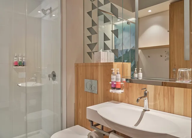غرفة كلاسيكية بسرير كينج بإطلالة على الجبل، Alt Hotel Calgary University District 3/4