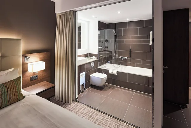 غرفة بسرير كينج بإطلالة على البحيرة، Courtyard Wolfsburg 7/7
