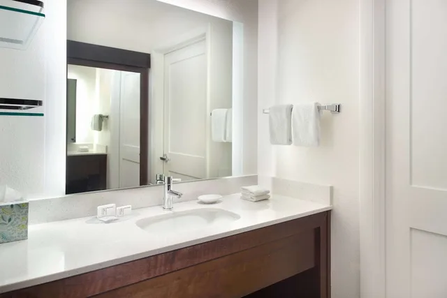 جناح بسريرين كوين بغرفتي نوم مع أريكة لذوي الإعاقة، Sonesta ES Suites Raleigh Cary 2/2
