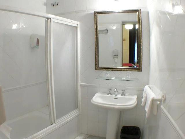 غرفة بسريرين منفصلين بإطلالة على المدينة بشرفة، Hostal Canovas 3/3