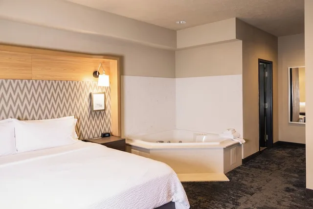 جناح بسرير كينج بحوض جاكوزي، Holiday Inn Clarkston - Lewiston 3/10