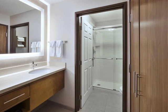 جناح بسرير كينج وسريرين كوين بغرفتي نوم مع أريكة، Staybridge Suites Columbia Hwy 63 I 70 5/8