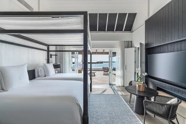 2 Bedrooms, Sunrise, Water, Suite, King and Twin Beds، Four Seasons Resort Maldives at Landaa Giraavaru 3/5