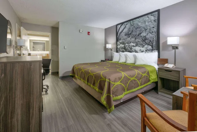 غرفة بسرير كينج، Super 8 by Wyndham Diberville Biloxi Area 3/3
