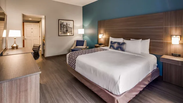 غرفة بسرير كينج بحوض استحمام لذوي الإعاقة، Best Western Plus Champaign/Urbana Inn 2/4