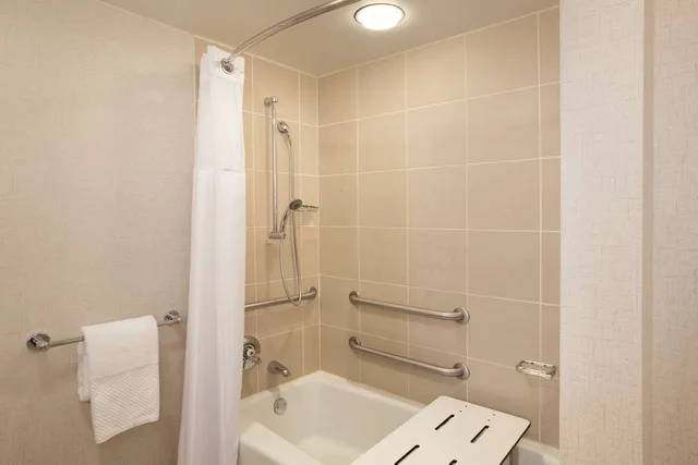 جناح سوبيريور بسرير كينج بحوض استحمام في طابق مرتفع لذوي الإعاقة، Hilton Chicago Magnificent Mile Suites 2/2