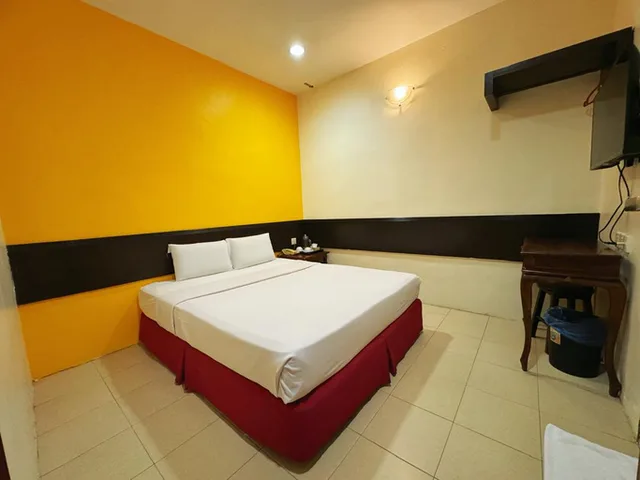 Standard, Double Bed, No Window, Smoking, Grand Far East Hotel 1/2