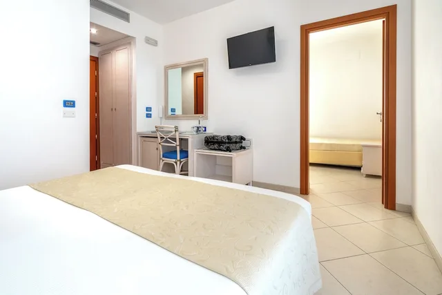 غرفة عائلية بسرير كينج وسريرين منفصلين، Elaia Garden Hotel 1/5