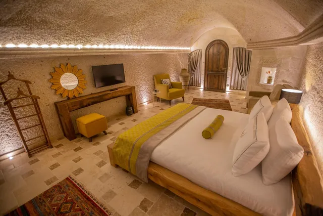 Cave, Royal, Suite, Hot Tub، Nino Cave Suites 3/7